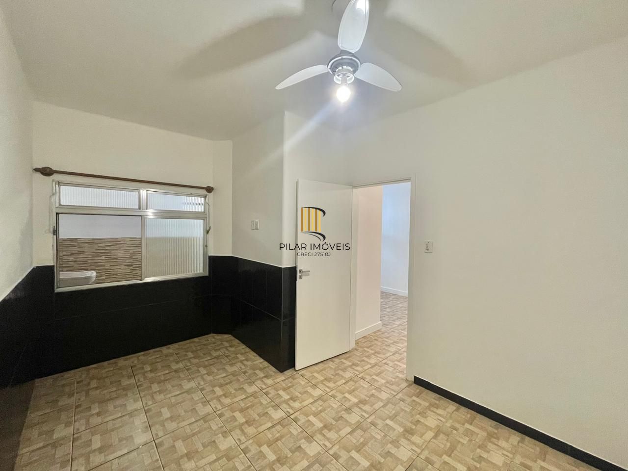 Parte da área externa que possui uma cobertura, após a venda, deve voltar a forma original, sem cobertura. Apartamento estilo garden com área externa privativa, 02 quartos com ventilador de teto, livi