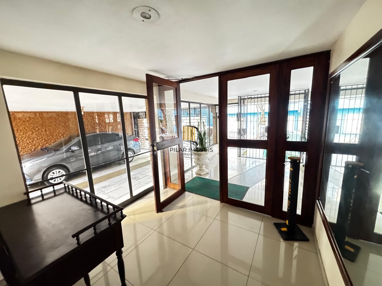 Apartamento no Centro Histórico de Porto Alegre – 2 dormitórios e 2 banheiros, dependência e elevador.