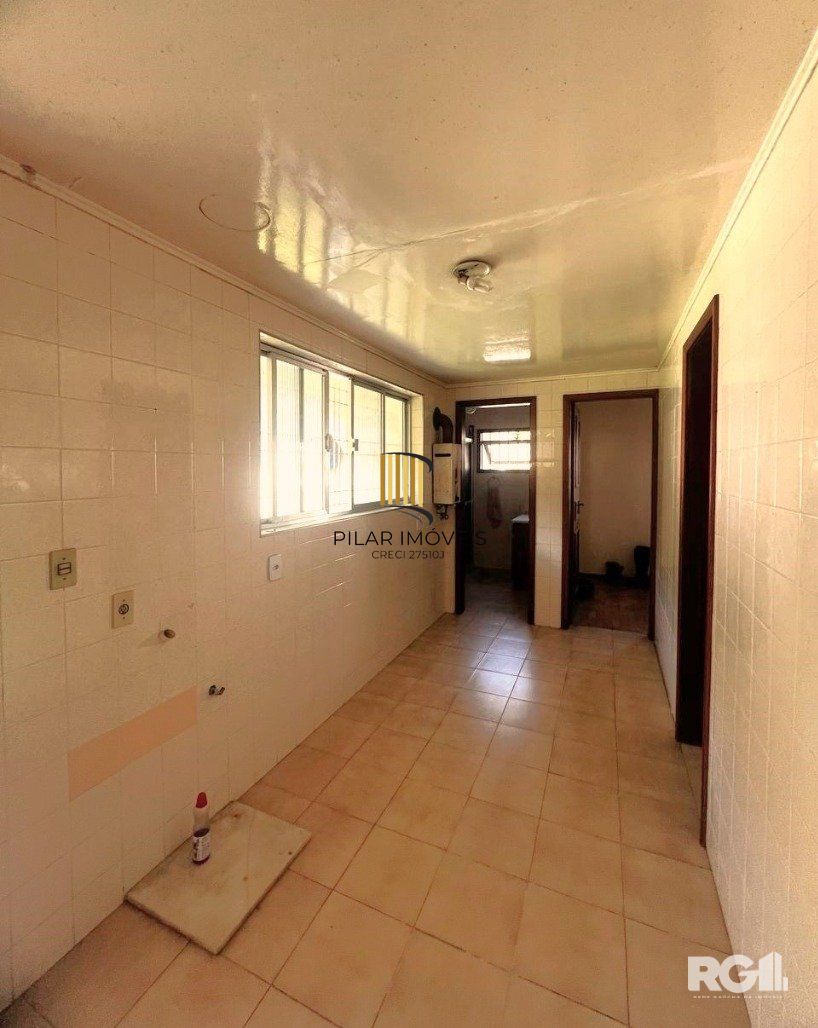 Casa com 351,60m2 de área construída em propriedade de 743m2 no Bairro Jardim Carvalho.