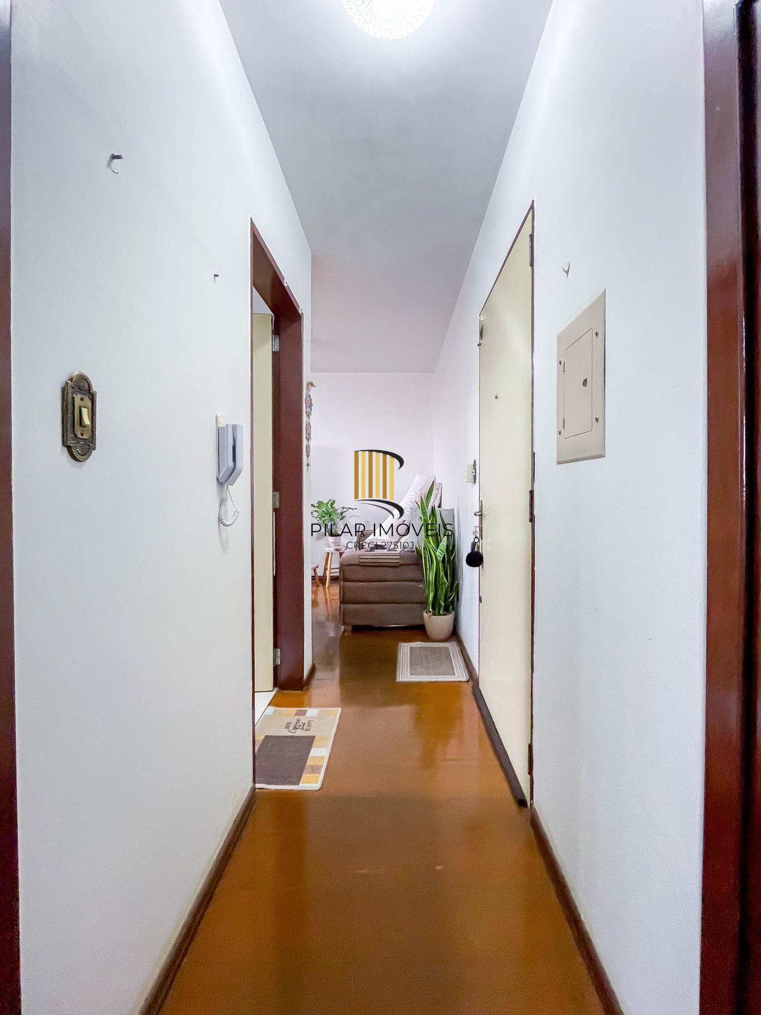 APARTAMENTO 1 DORMITÓRIO, SACADA, 1 VAGA - BAIRRO SÃO SEBASTIÃO