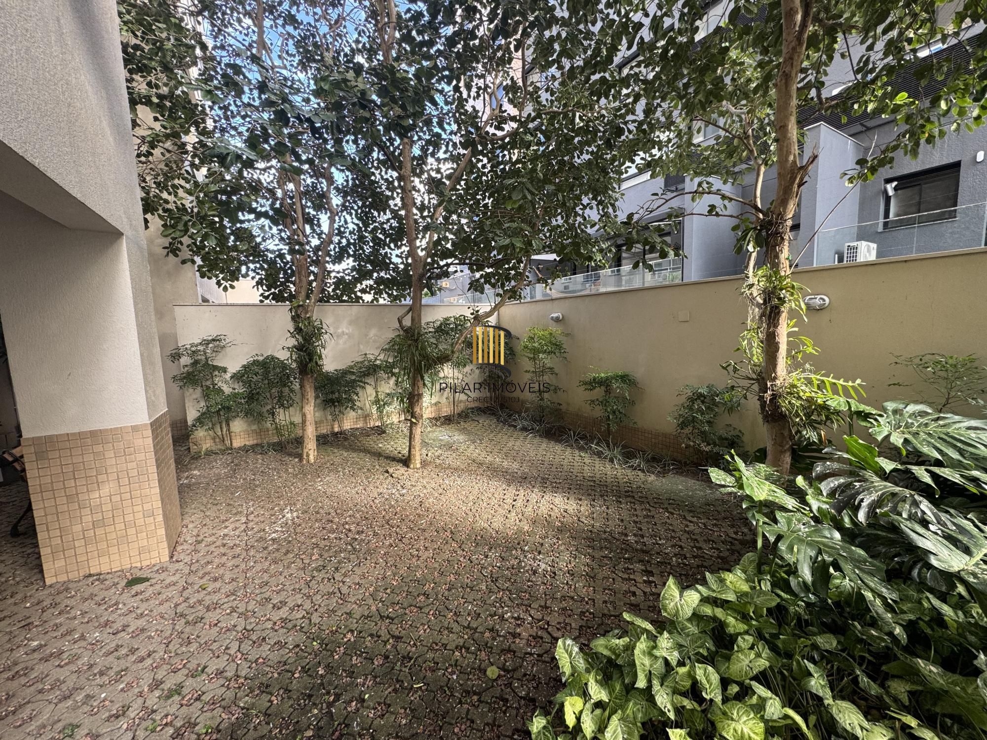 Apartamento em andar alto, posição solar norte/nascente, com excelente iluminação e ventilação natural.