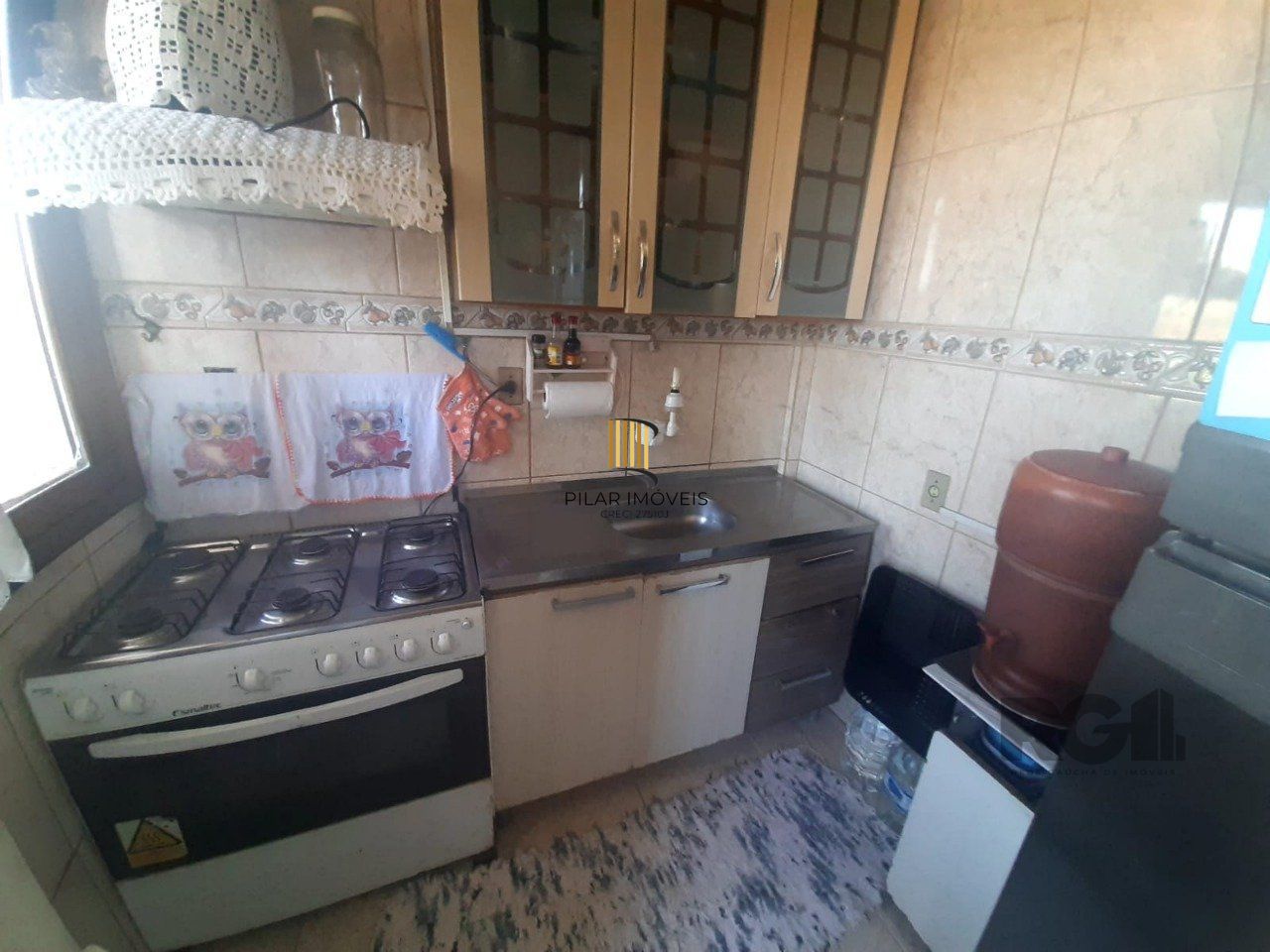 Apartamento 2 dormitórios, com dependência, de frente a fundos, com sacada, bair