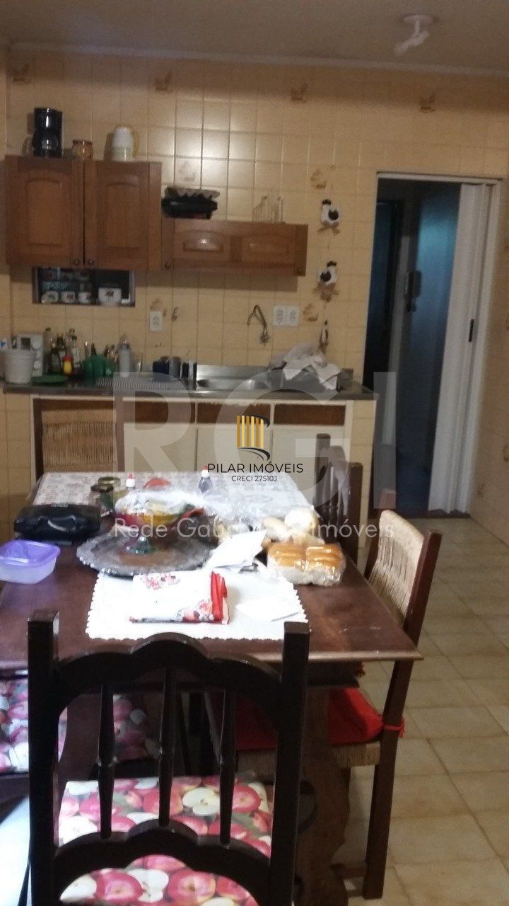 Casa com 4 quartos, 4 banheiros  e amplo pátio no miolo do bairro Cidade Baixa!