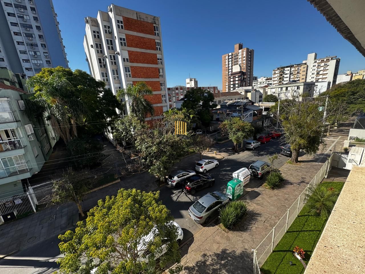 Apartamento de 2 dormitórios, de frente no bairro Menino Deus, em Porto Alegre!