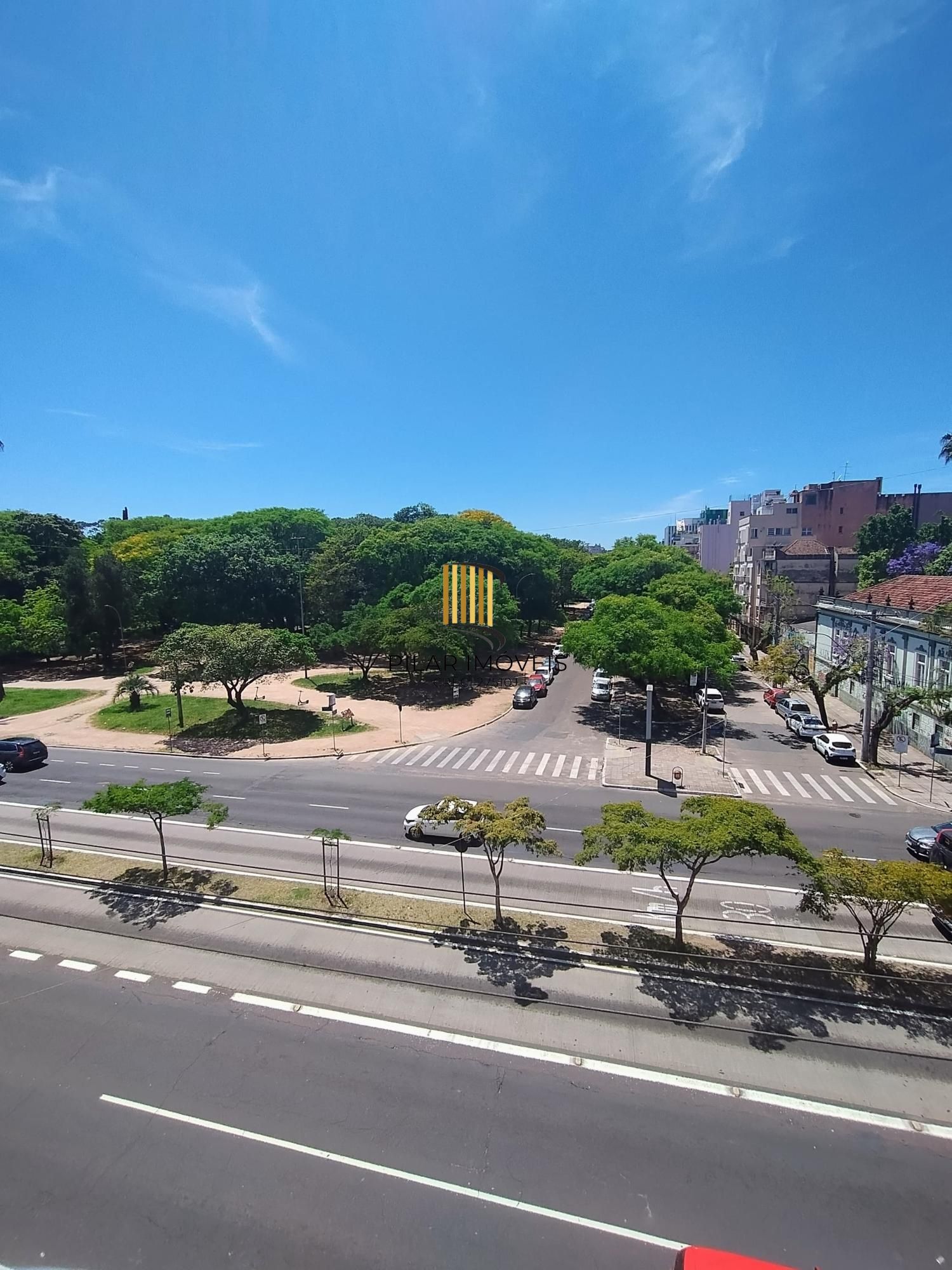 Ótimo apartamento desocupado de frente para a Redenção- Cidade Baixa