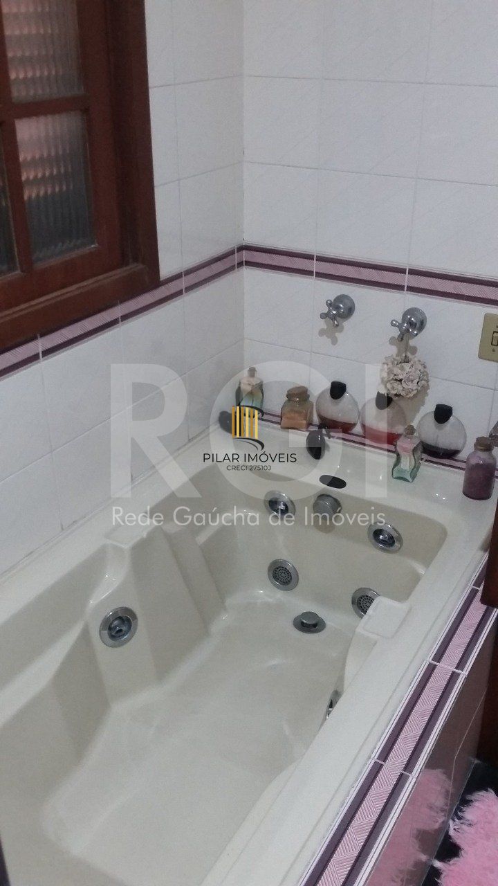 Casa com 4 quartos, 4 banheiros  e amplo pátio no miolo do bairro Cidade Baixa!