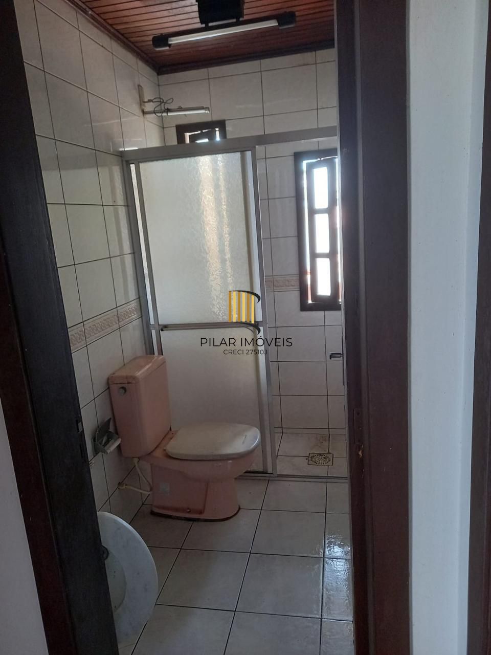 Casa residencial com 4 quartos, 3 banheiros e 1 suíte.