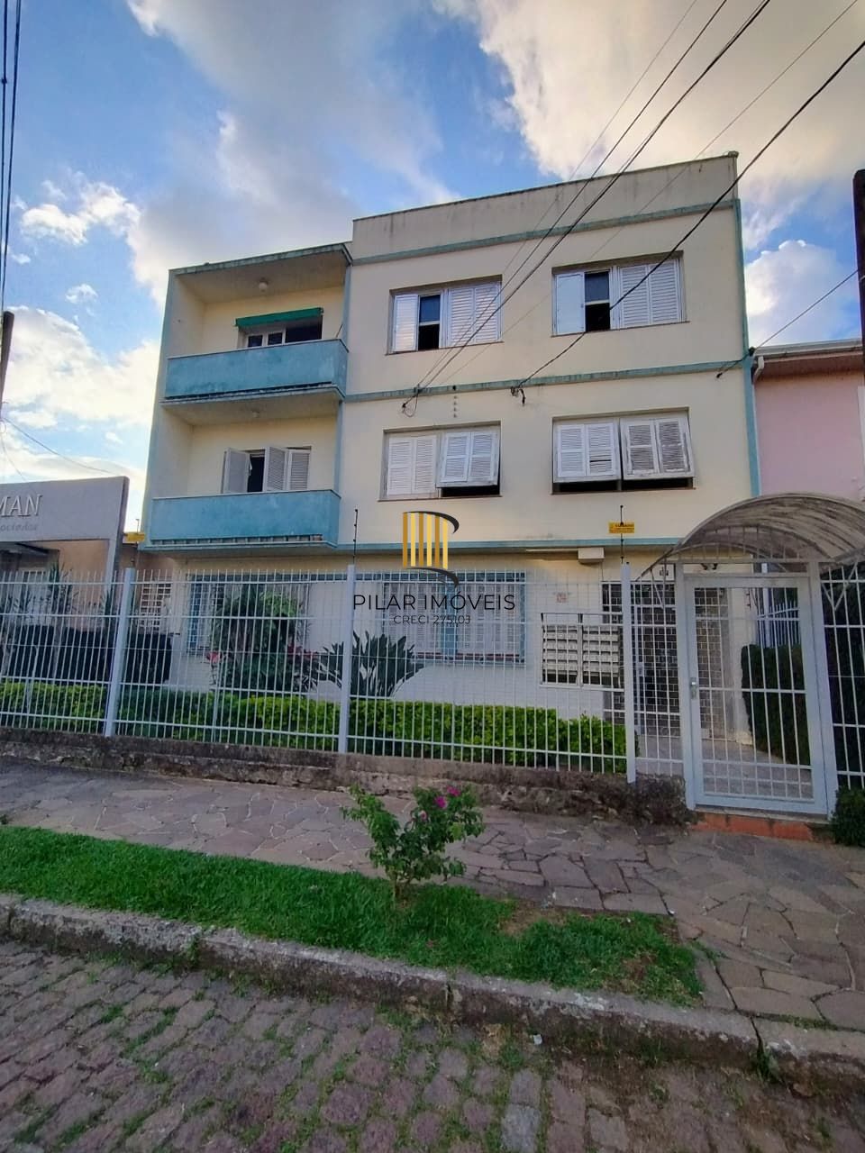 #Vende apartamento  desocupado com 2 quartos no Menino Deus#