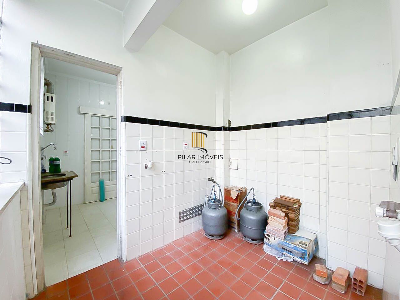 Apartamento amplo de 3 dormitórios, ensolarado, com portaria 24h próximo à UFRGS