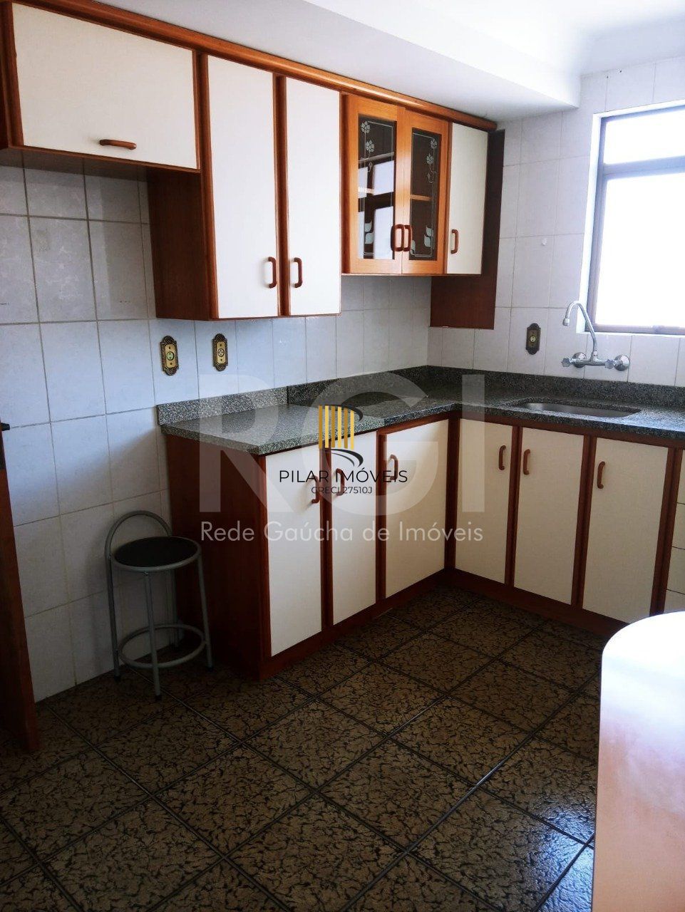 Apartamento desocupado, 2 quartos, andar alto, garagem  na Cidade Baixa.