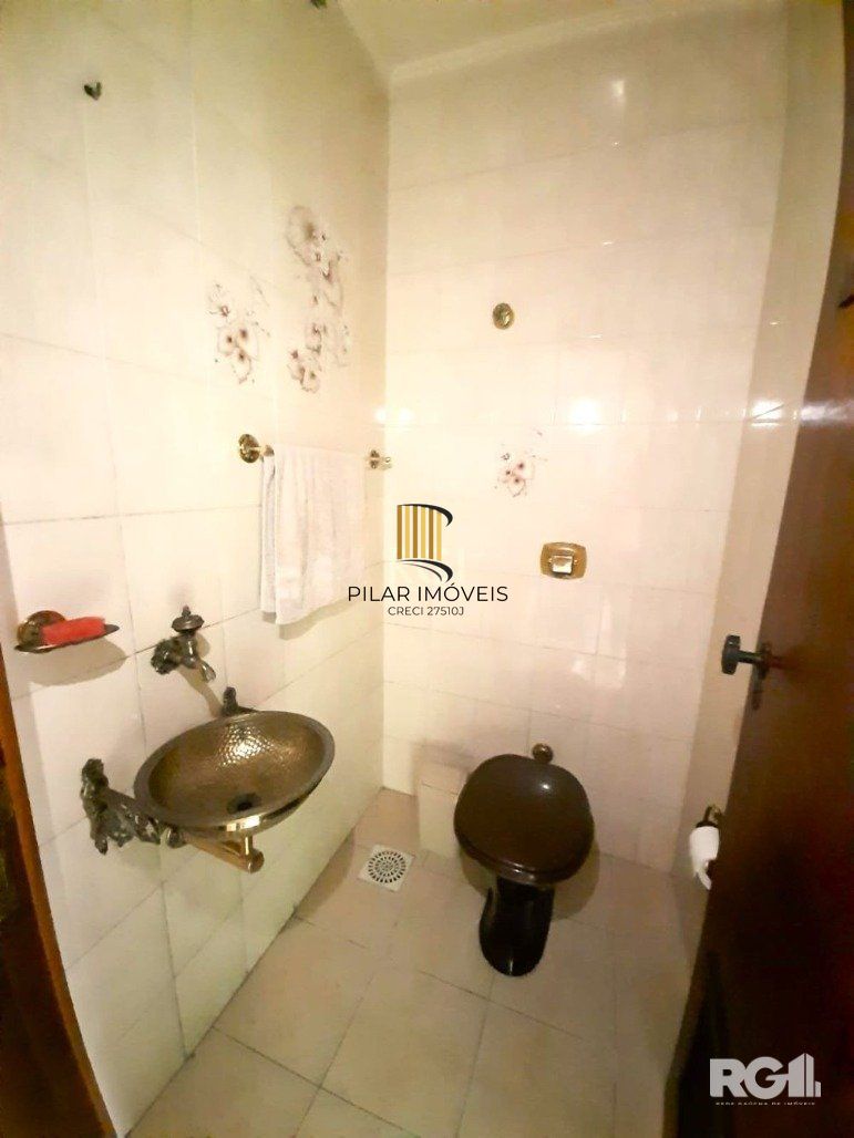 Casa com 351,60m2 de área construída em propriedade de 743m2 no Bairro Jardim Carvalho.