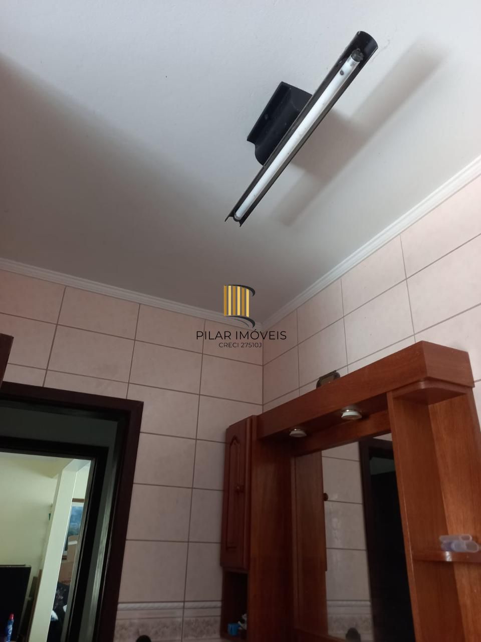 Casa residencial com 4 quartos, 3 banheiros e 1 suíte.