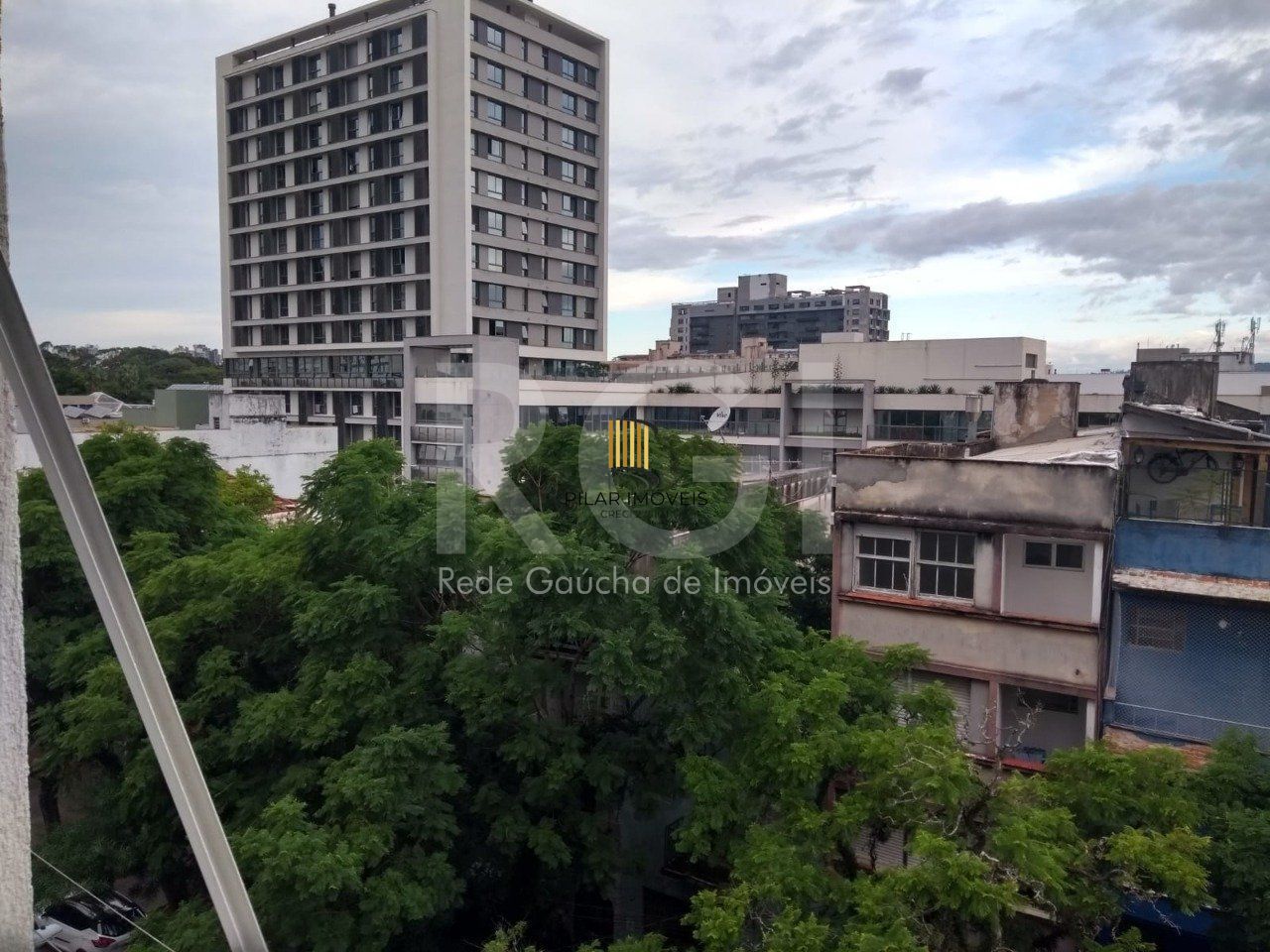 Apartamento JK  em andar alto no coração da Cidade Baixa