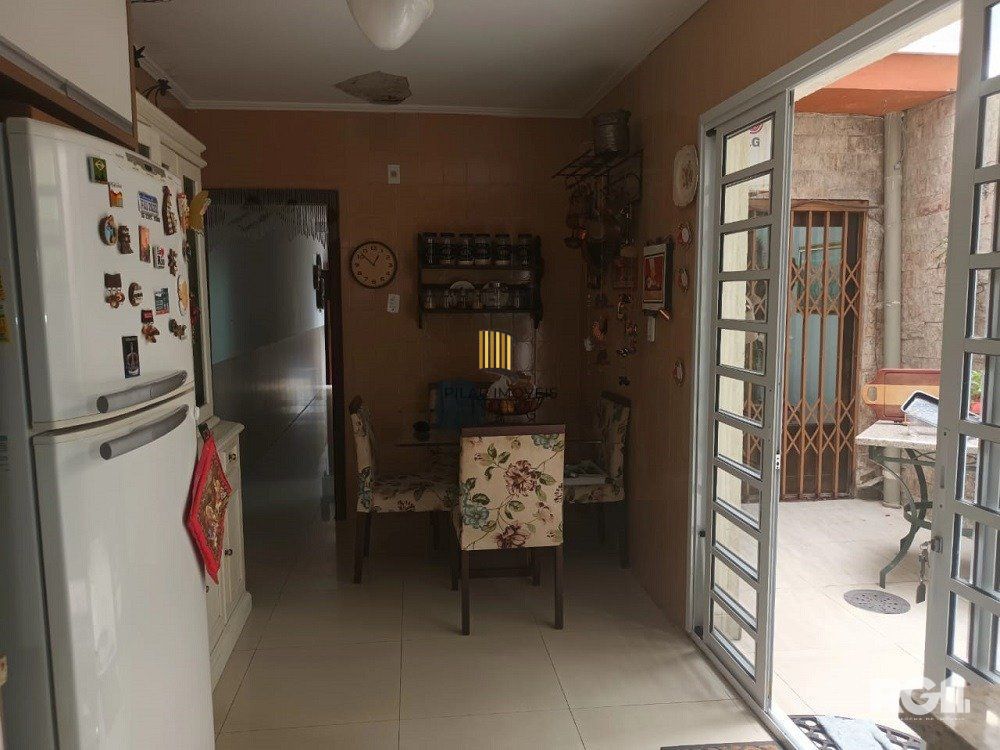 CASA AMPLA 3 DORMITÓRIOS NO ANDAR SUPERIOR NA CIDADE BAIXA .