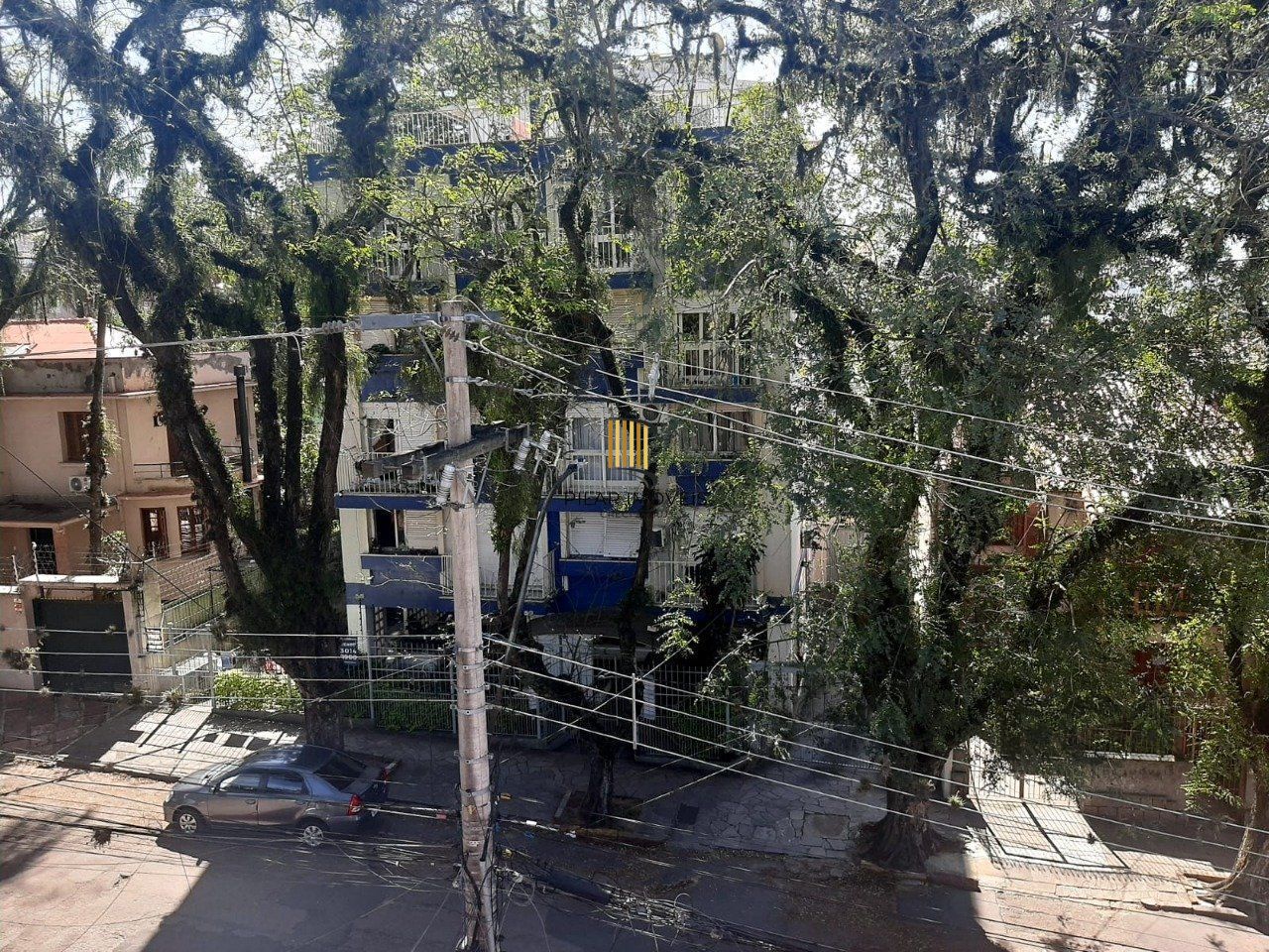 Apartamento 2 dormitórios, com dependência, de frente a fundos, com sacada, bair