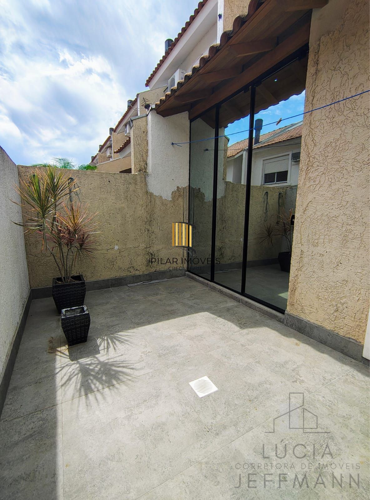 Casa em condomínio semi-mobiliada, desocupada e pronta para morar!