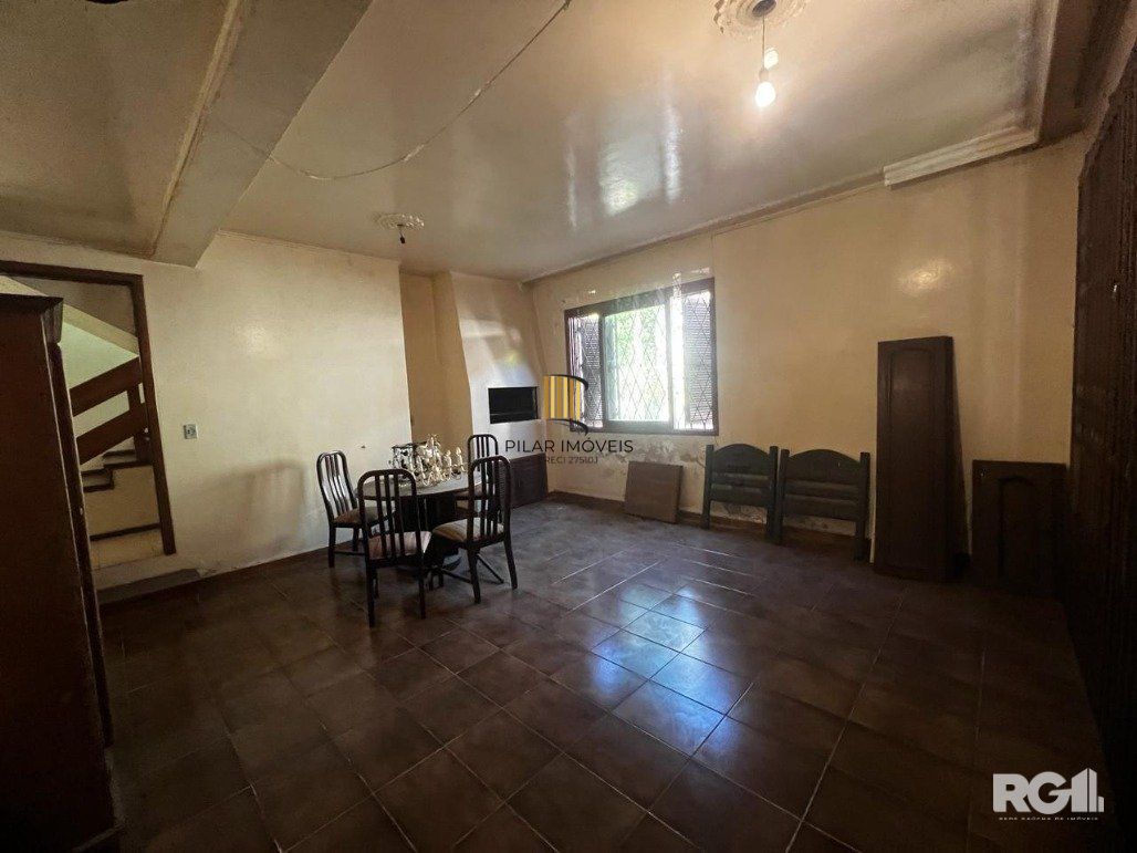 Casa com 351,60m2 de área construída em propriedade de 743m2 no Bairro Jardim Carvalho.