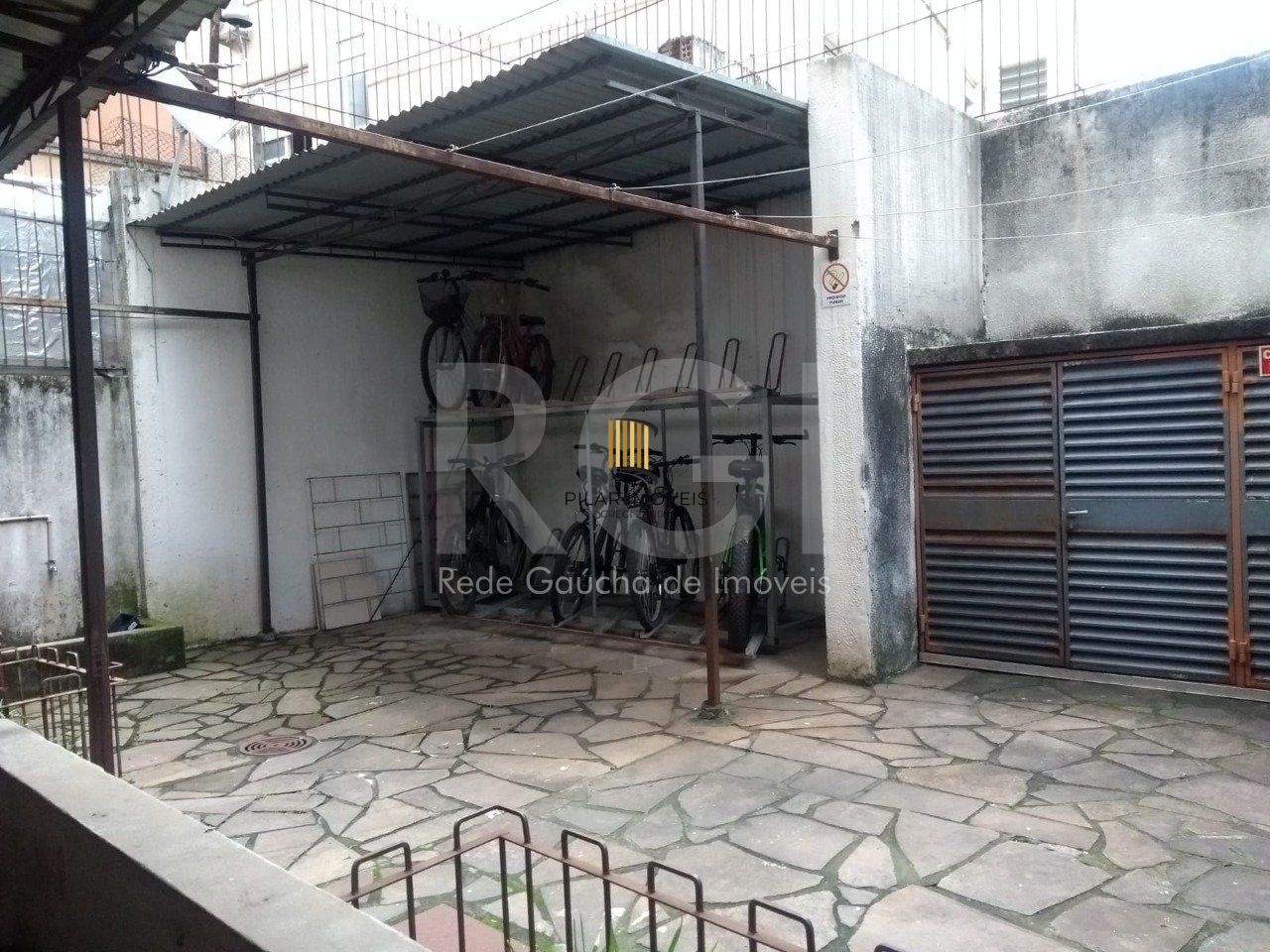 Apartamento JK  em andar alto no coração da Cidade Baixa