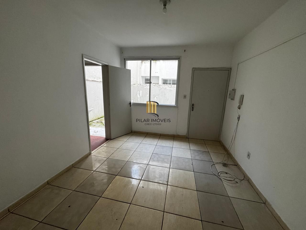 Apartamento de 1 dormitório térreo com área externa.