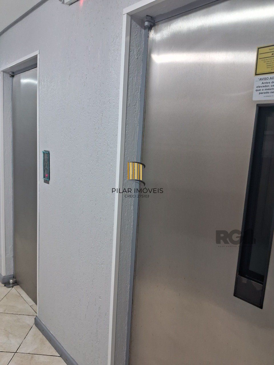 JK reformado na Cidade Baixa com portaria e elevador