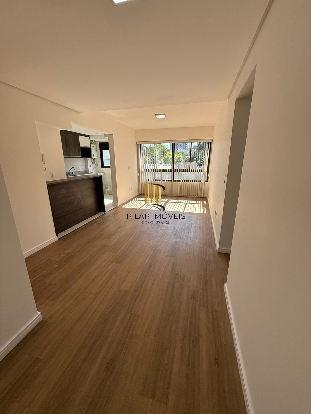 Apartamento desocupado com 2 quartos, sendo 1 suíte, 2 banheiros e garagem coberta escriturada.