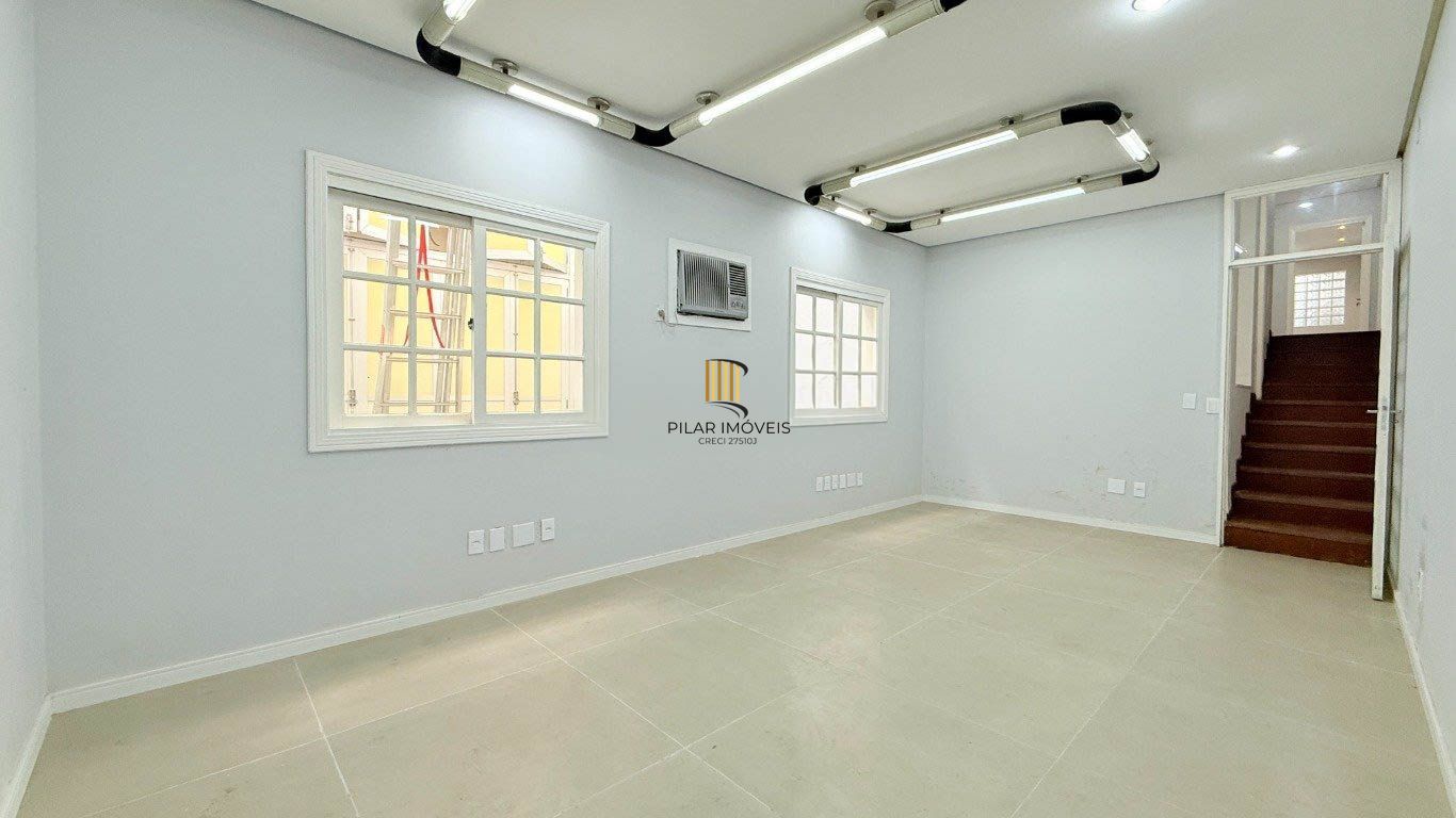 CASA 230m² 5 QUARTOS/SALAS, 3 VAGAS DE GARAGEM - USO RESIDENCIAL OU COMERCIAL