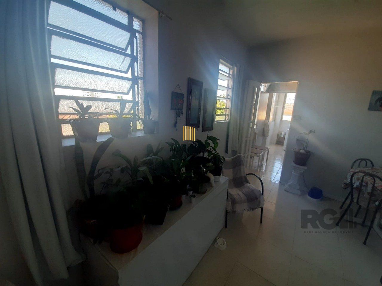 Apartamento 2 dormitórios, com dependência, de frente a fundos, com sacada, bair