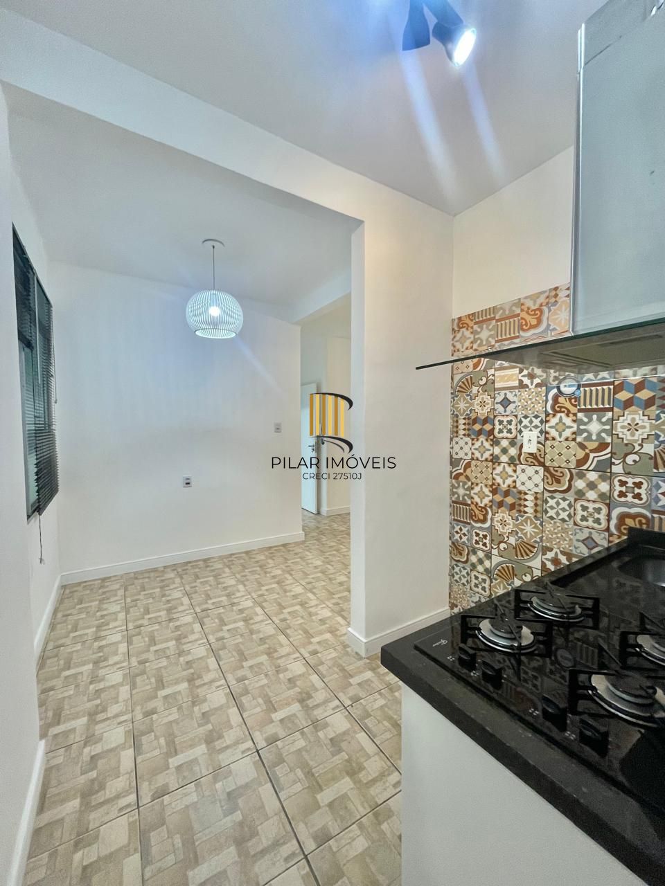 Parte da área externa que possui uma cobertura, após a venda, deve voltar a forma original, sem cobertura. Apartamento estilo garden com área externa privativa, 02 quartos com ventilador de teto, livi