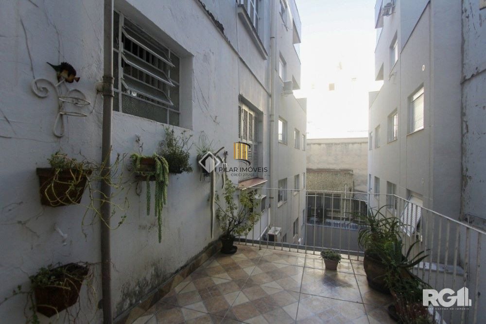 Apartamento de 2 dormitórios em ótima localização na Av. Cristovao colombo.