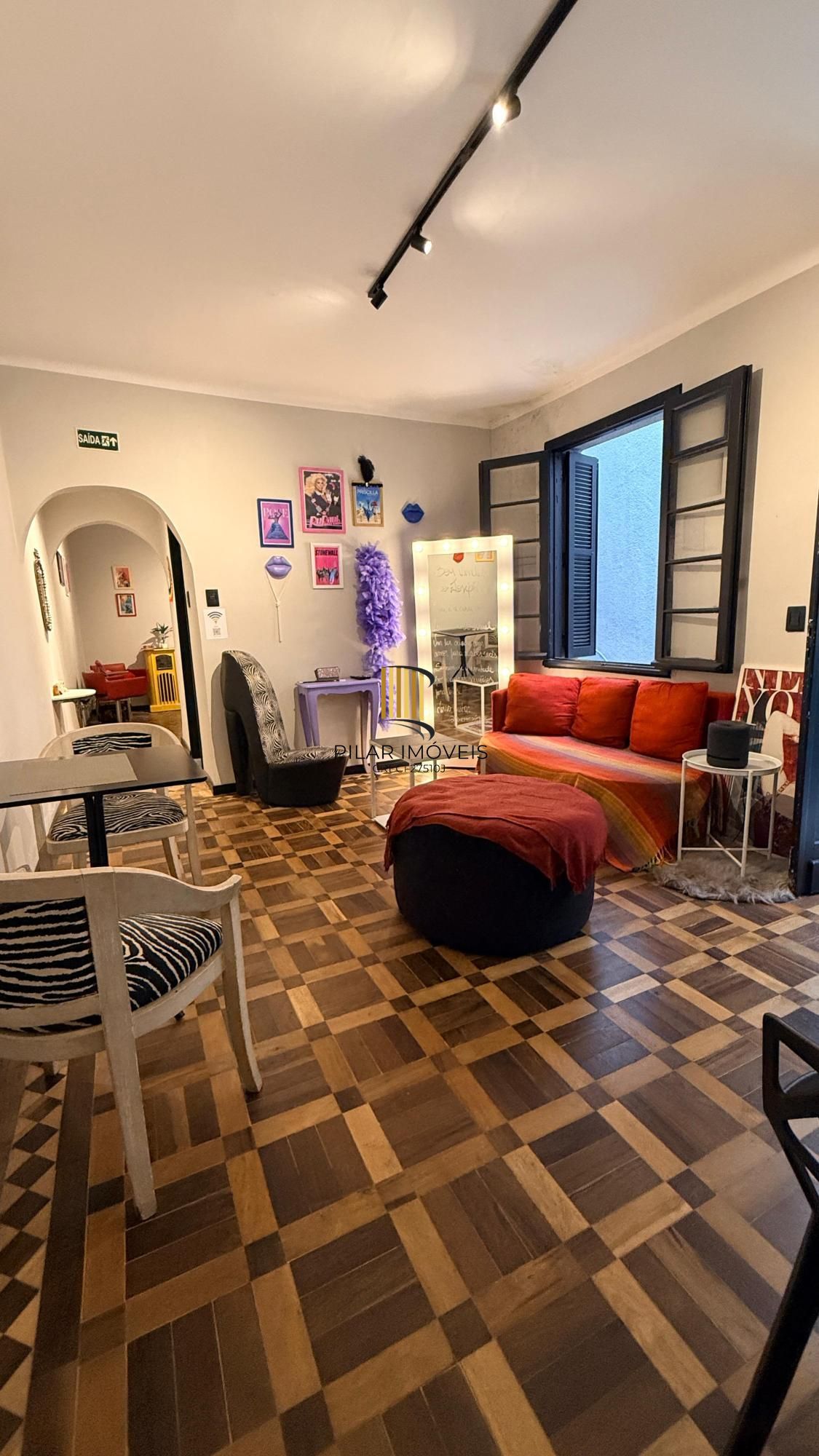 Prédio na Andre da Rocha com garagem