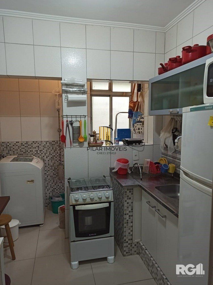 Apartamento à venda na Cidade Baixa – 2 dormitórios, de frente, com sacada integrada – Somente para investidor.