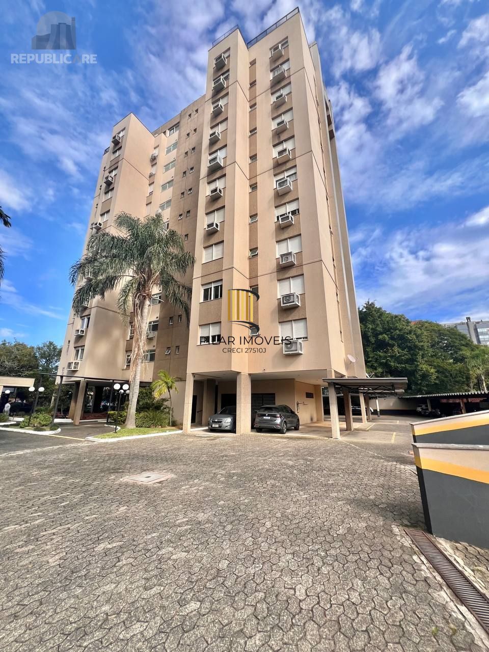 Cobertura de 3 Dormitórios com Suíte e Terraço em Porto Alegre