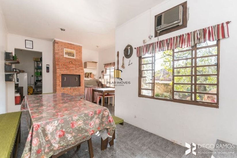 Casa para Venda - 190m², 4 dormitórios, sendo 1 suites, 2 vagas - Partenon