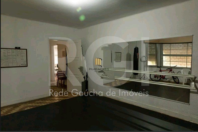 Casa para Venda - 210m², 4 quartos, sendo 1 suites, 4 vagas - Petrópolis