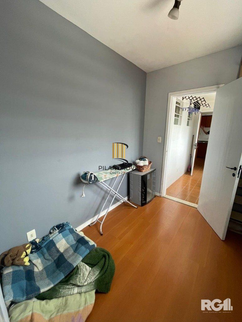 Apartamento de 2 dormitórios sendo um com sacada e garagem para 2 carros.