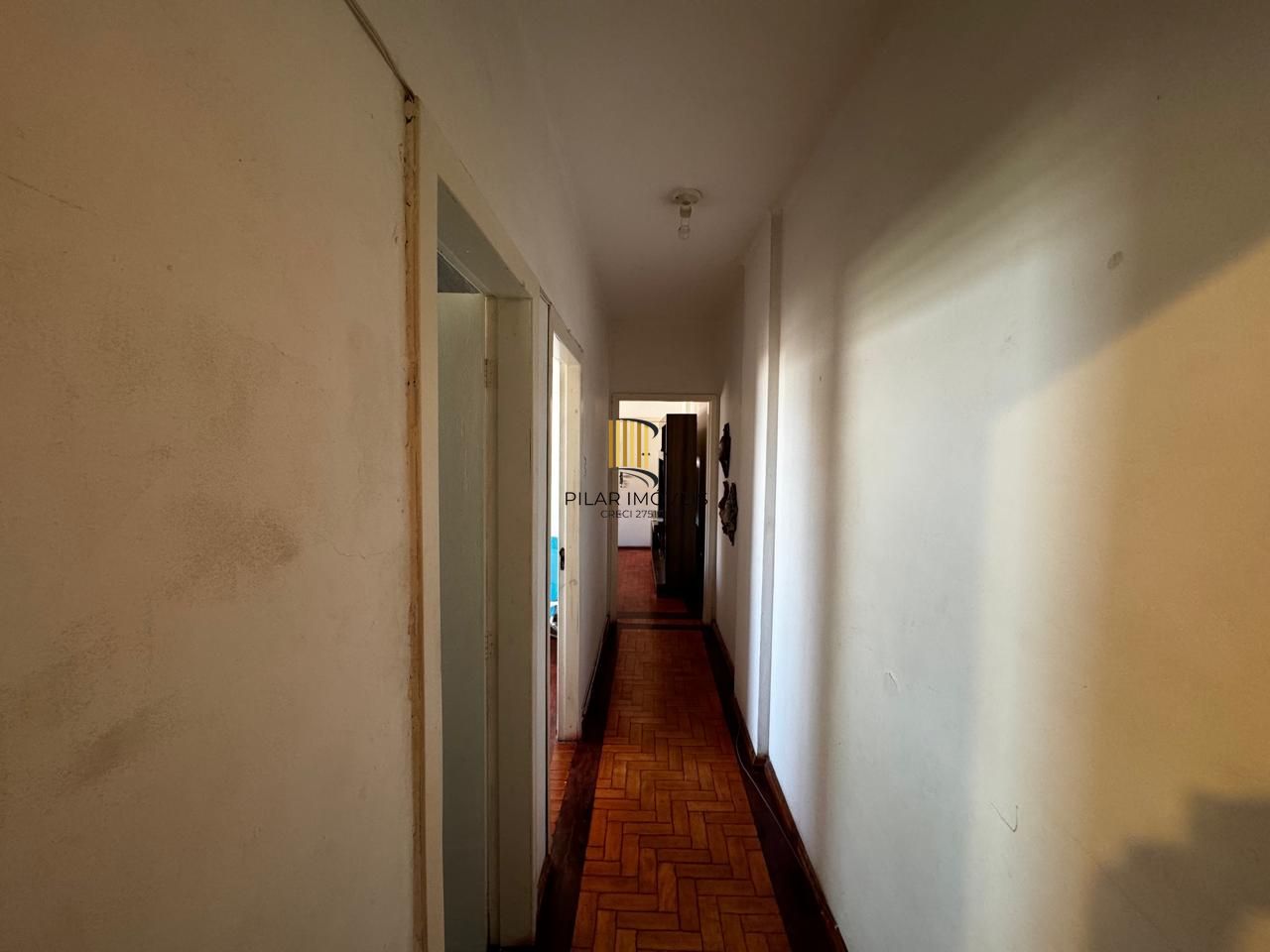 Apartamento de 2 dormitórios, fundos, andar alto.