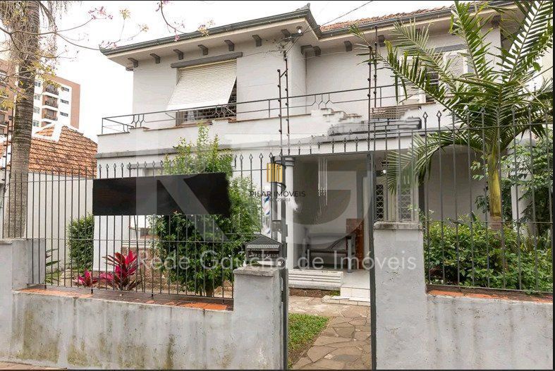 Casa para Venda - 210m², 4 quartos, sendo 1 suites, 4 vagas - Petrópolis