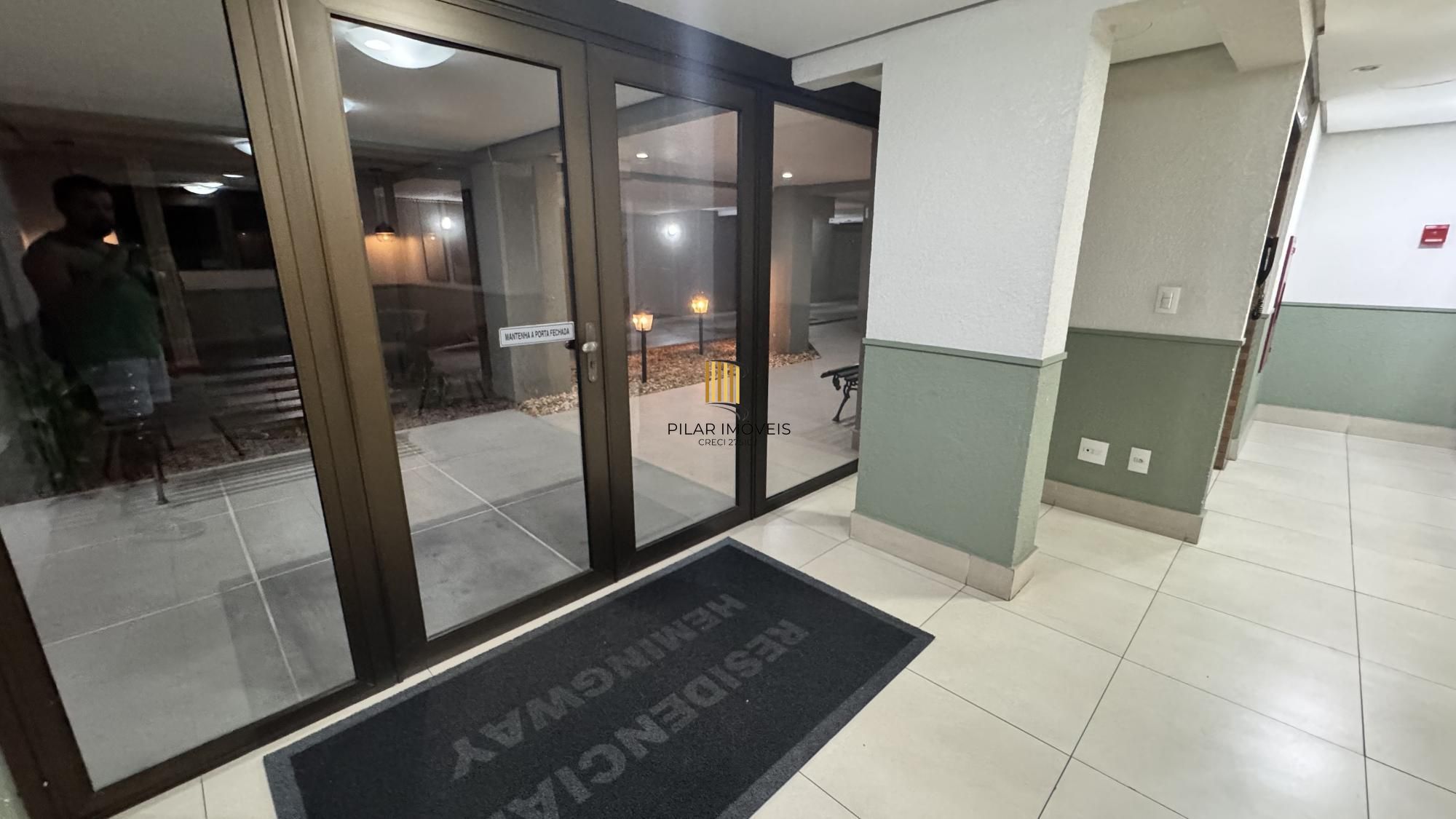 Apartamento desocupado com 2 quartos, sendo 1 suíte, 2 banheiros e garagem coberta escriturada.