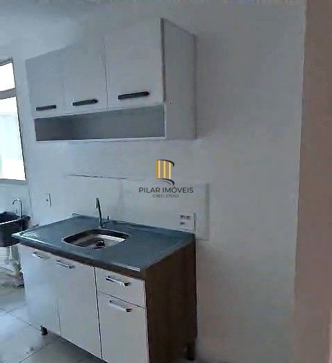 Apartamento de 2 dormitórios com garagem desocupado.
