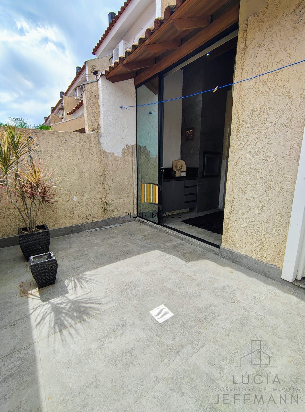 Casa em condomínio semi-mobiliada, desocupada e pronta para morar!