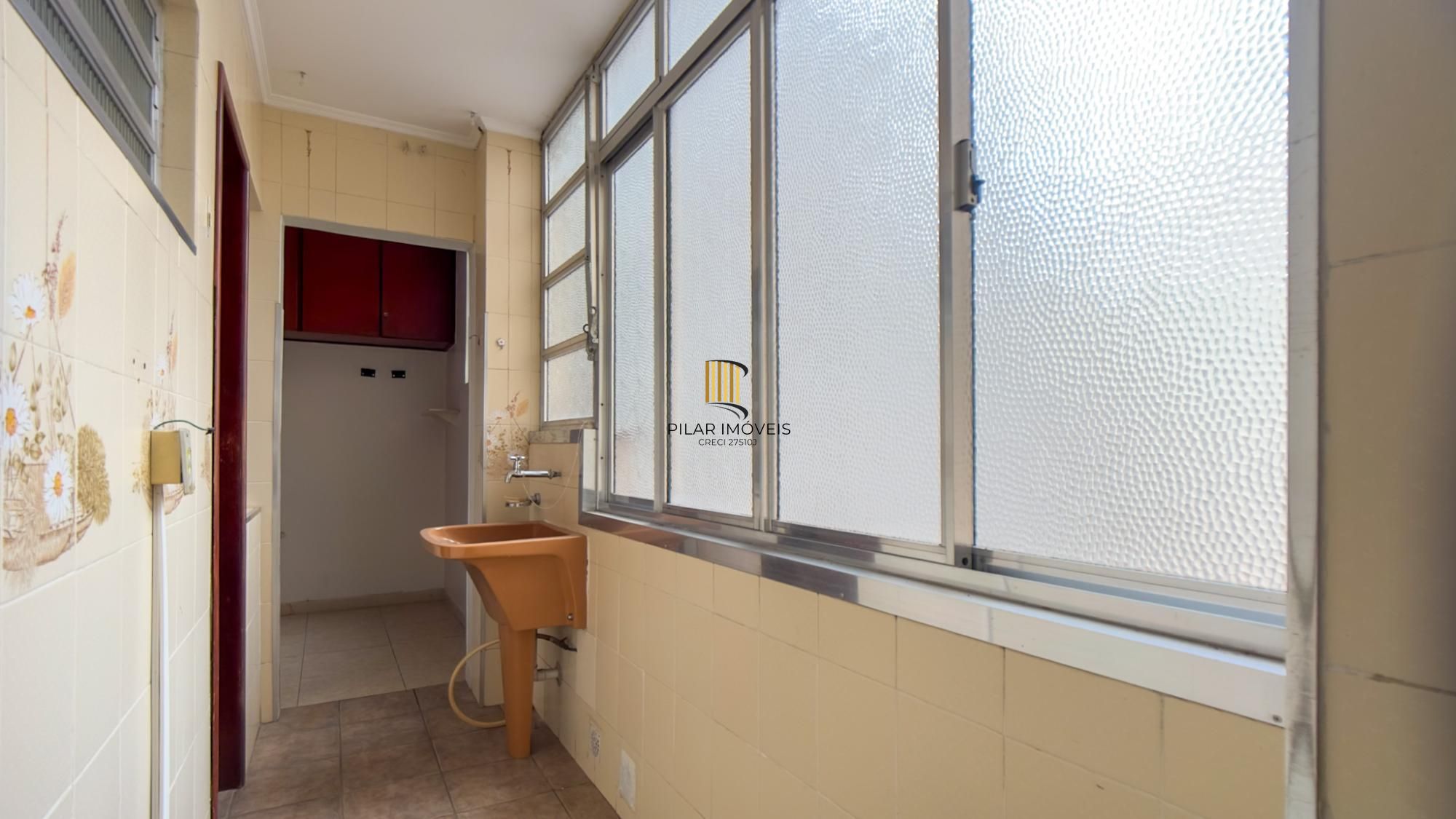 Apartamento no Centro Histórico de Porto Alegre – 2 dormitórios e 2 banheiros, dependência e elevador.