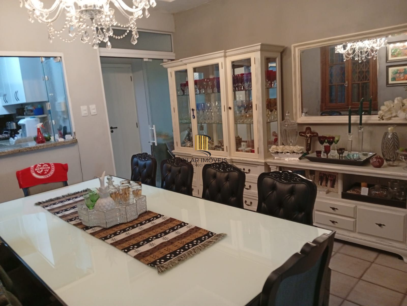 Casa com 5 quartos , 7 banheiros e pátio!