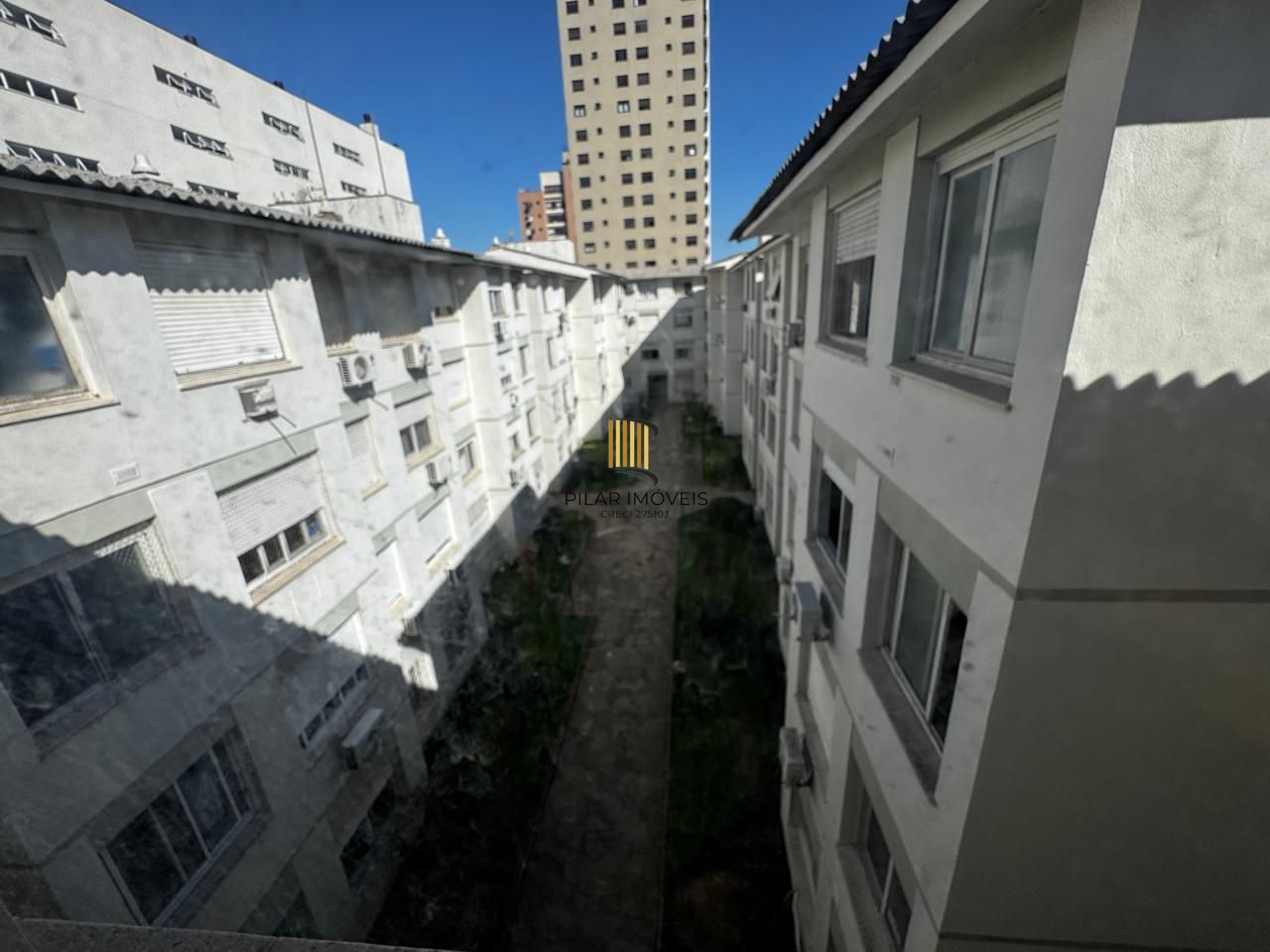 Apartamento de 2 dormitórios, de frente no bairro Menino Deus, em Porto Alegre!
