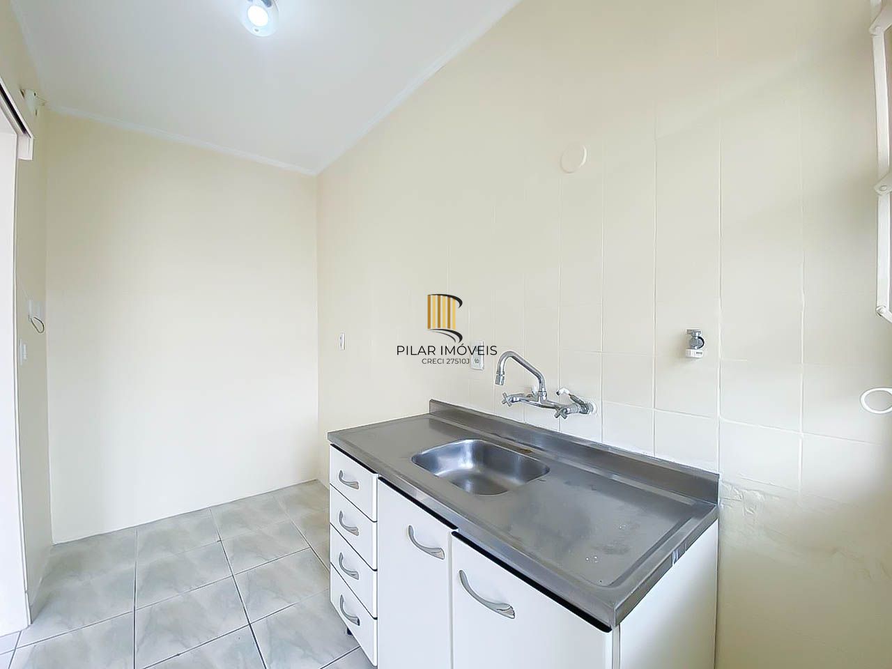 Apartamento 1 suíte com vaga no Menino Deus – Próximo à Av. Getúlio Vargas