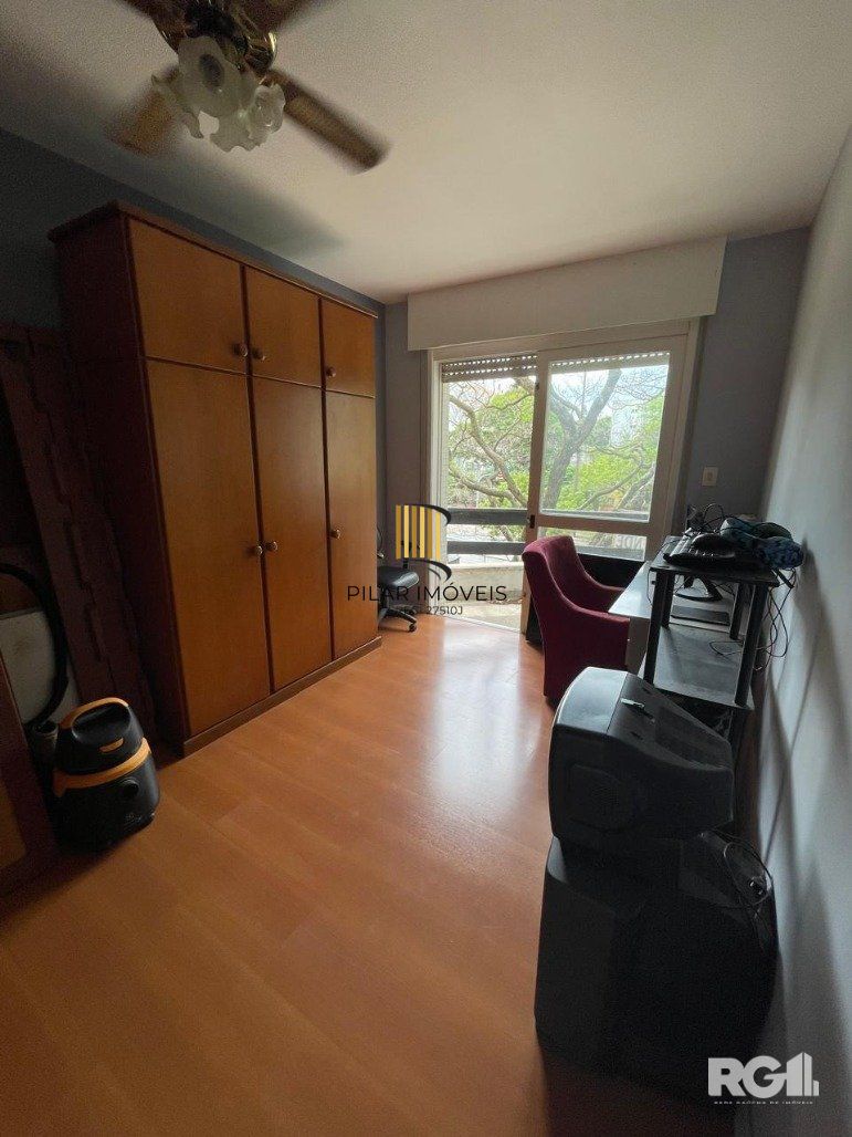 Apartamento de 2 dormitórios sendo um com sacada e garagem para 2 carros.