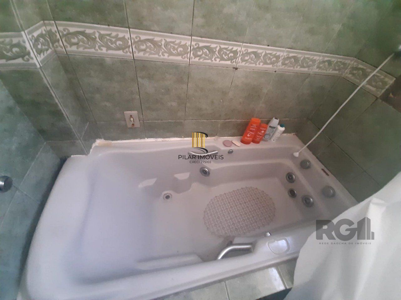 Apartamento 2 dormitórios, com dependência, de frente a fundos, com sacada, bair