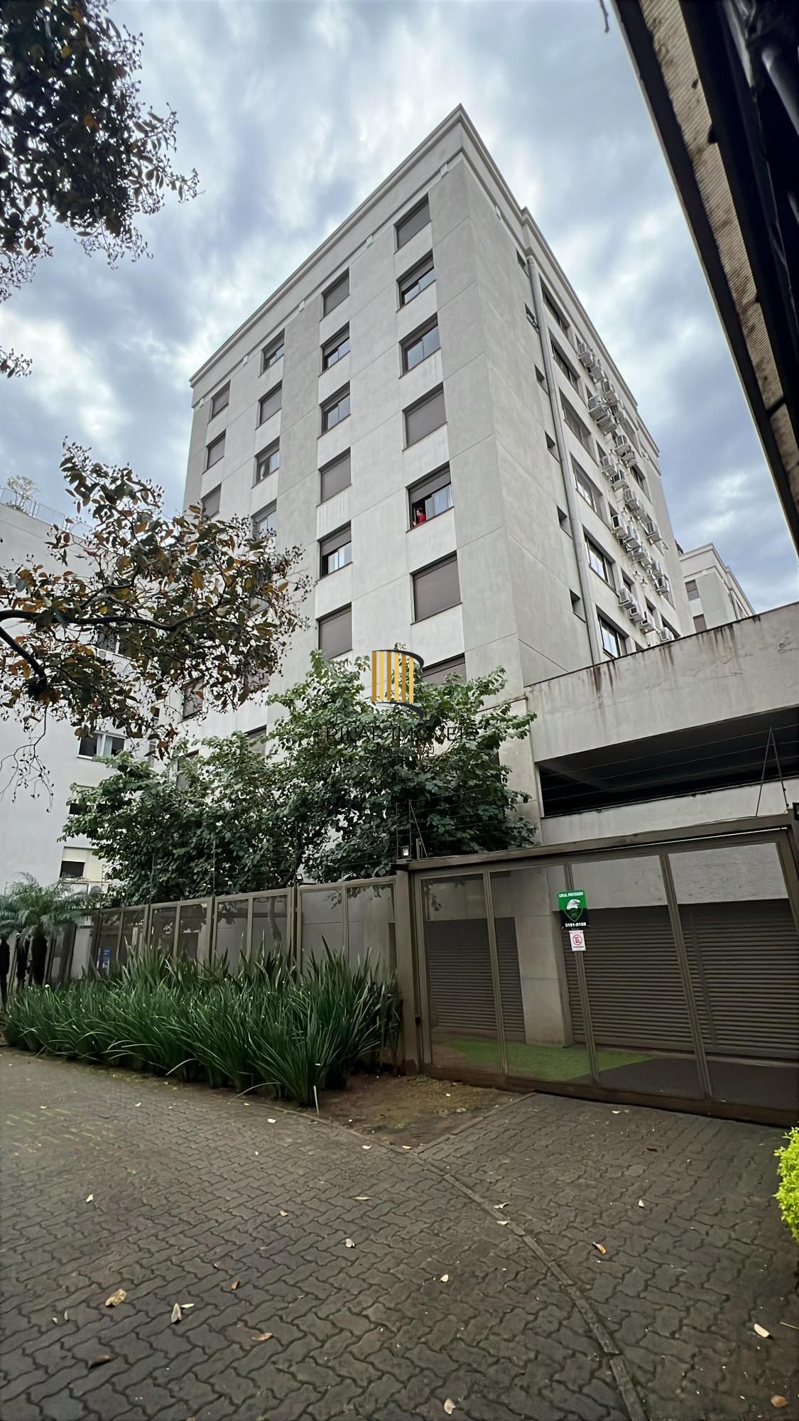 Apartamento desocupado com 2 quartos, sendo 1 suíte, 2 banheiros e garagem coberta escriturada.
