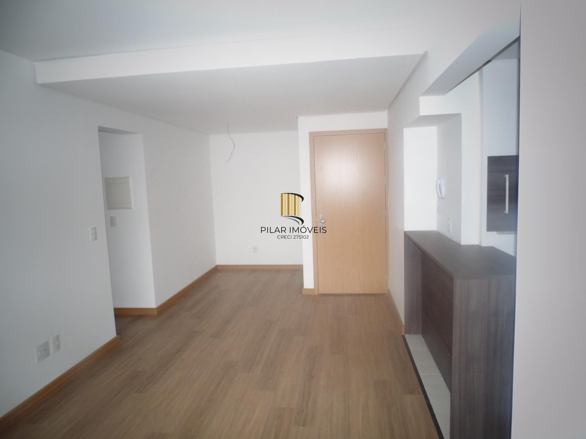 Apartamento desocupado com 2 quartos, sendo 1 suíte, 2 banheiros e garagem coberta escriturada.