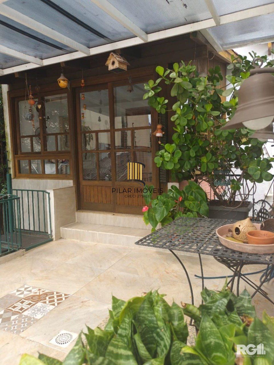 CASA AMPLA 3 DORMITÓRIOS NO ANDAR SUPERIOR NA CIDADE BAIXA .