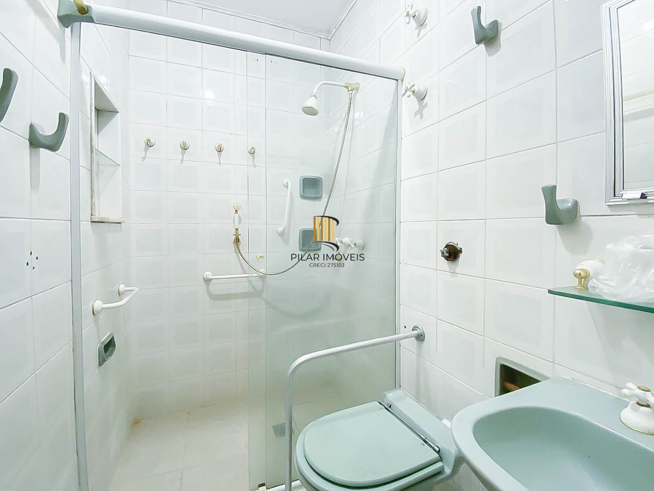 Apartamento amplo de 3 dormitórios, ensolarado, com portaria 24h próximo à UFRGS